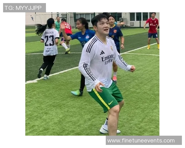 偶遇足球明星的女生瞬间引发热议视频记录了他们的精彩互动与感人时刻