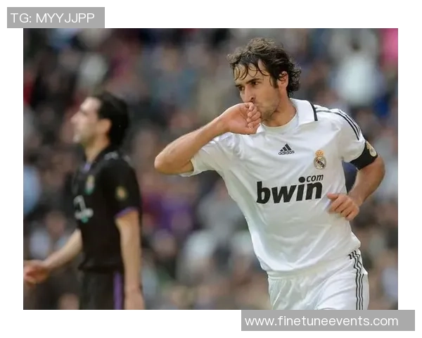 足球明星余伟亮的传奇之路与辉煌成就解析 足球明星余伟亮的传奇之路与辉煌成就解析