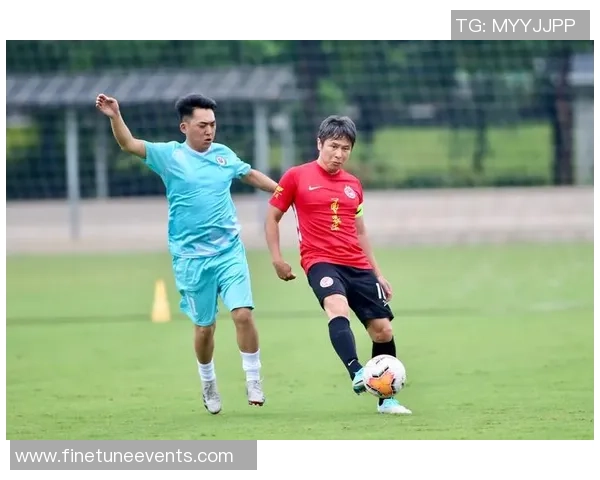 足球明星亲密互动瞬间搭肩膀的温馨时刻尽显友谊与团队精神