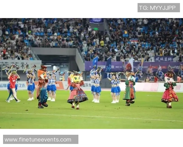 退役足球明星重返绿茵场小场赛精彩对决引发球迷热潮